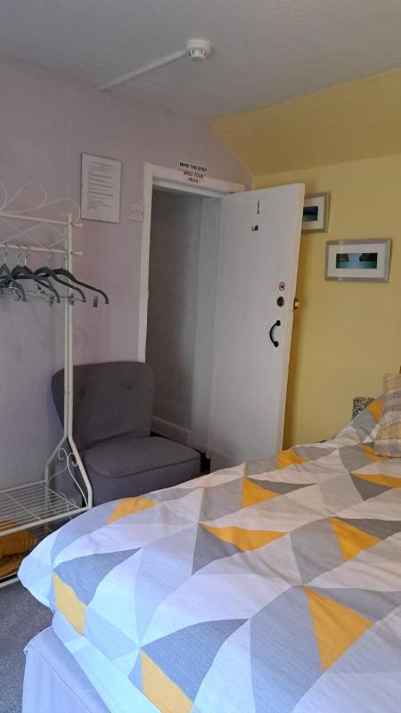 Small Double Room image 3