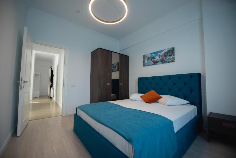 Queen Suite with Balcony image 4