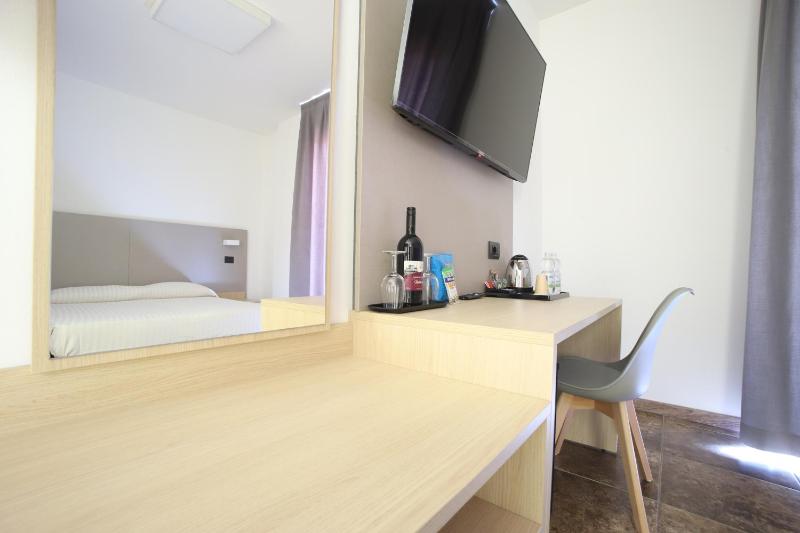 Tiby Hotel - image 7