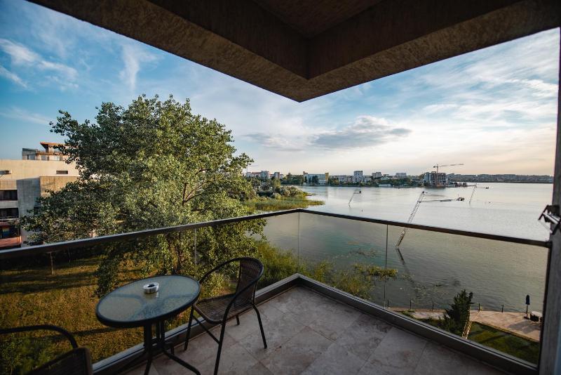 King Suite with Balcony image 3