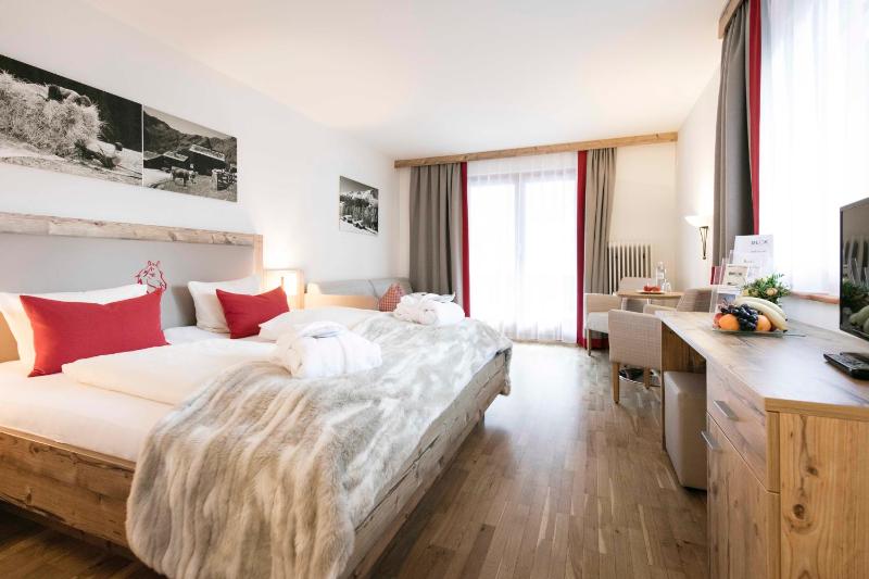 Deluxe Double Room with Balcony image 3