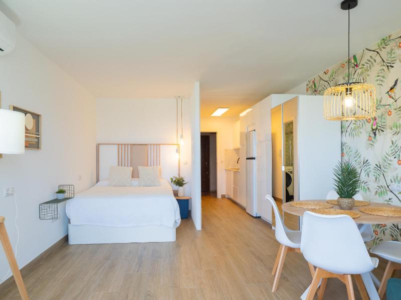 Cubo's Estudio Algaida Calahonda Beach - image 3