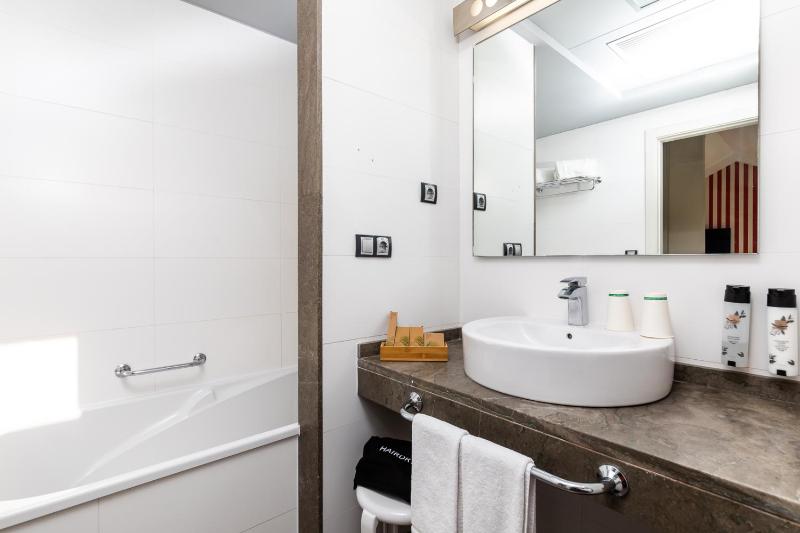 Junior Suite Deluxe with Sea View image 2