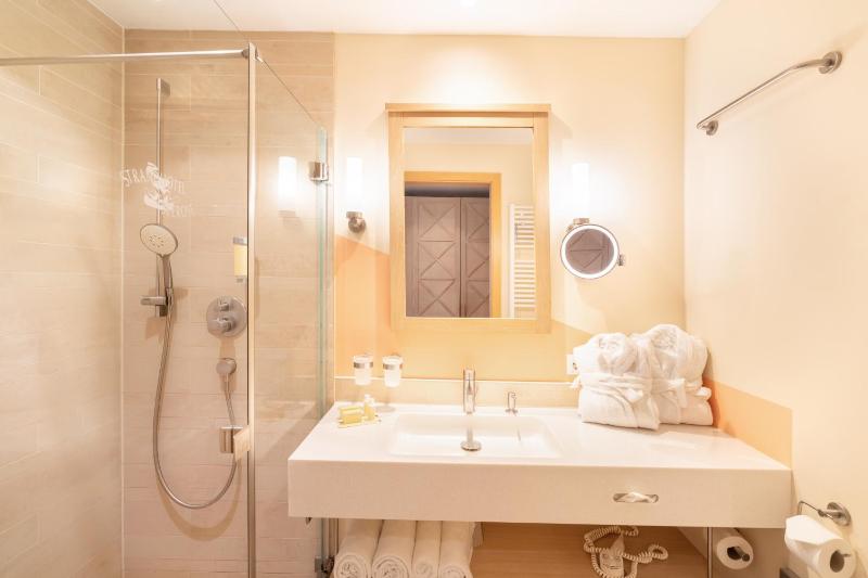 Double Room with Lake View image 3