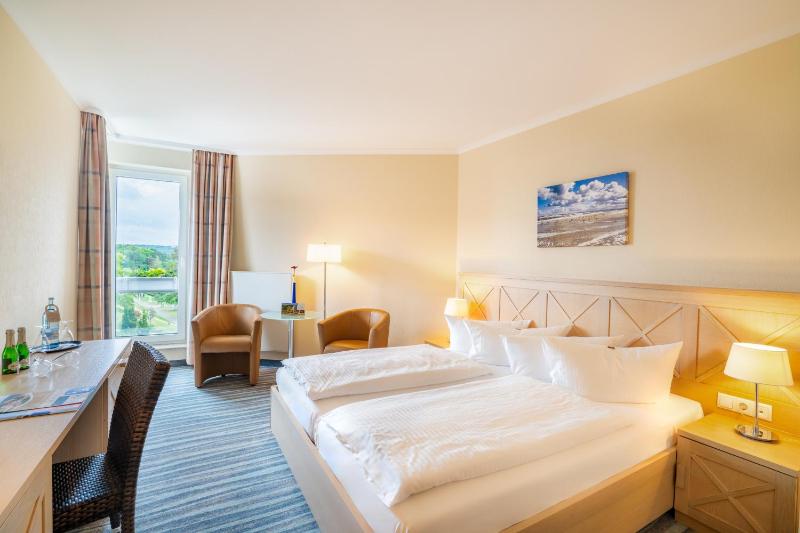 Double Room with Lake View image 4