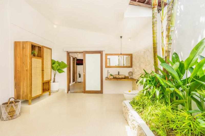 Villa Tokyo - 3 BDR Private Villa - 3 min walk to KU DE TA beach - image 2