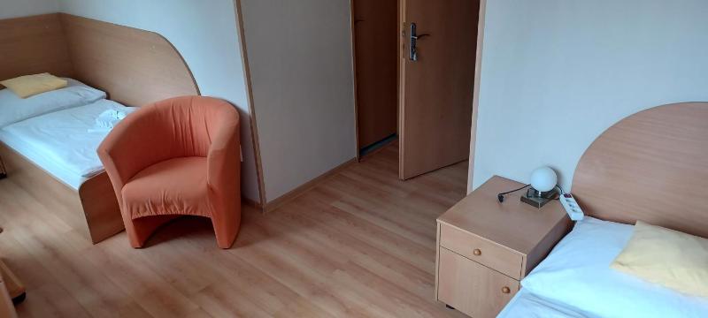 Twin Room image 3