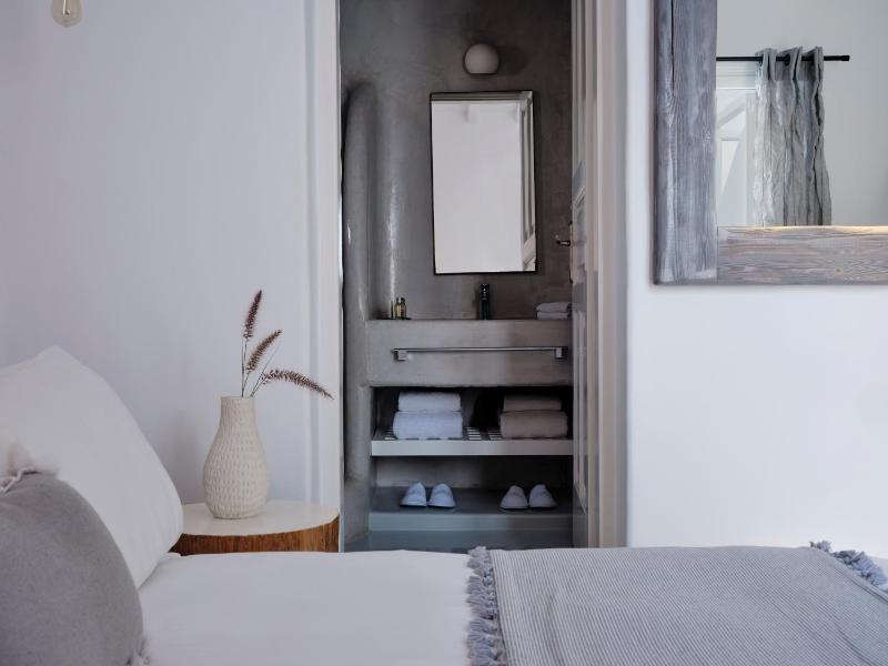 Deluxe Double Room with Sea View image 2
