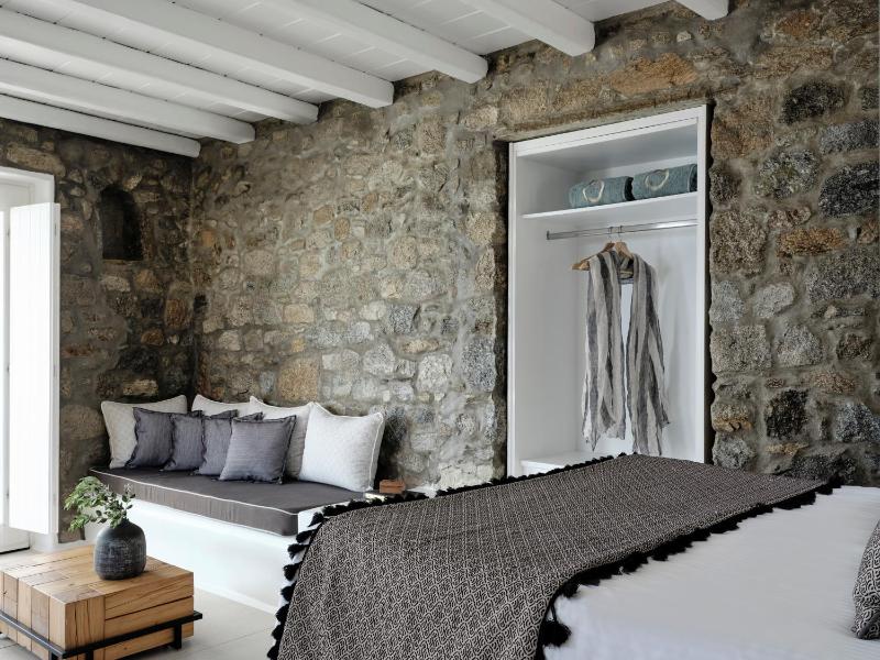 Corner Suite with Sea View image 3
