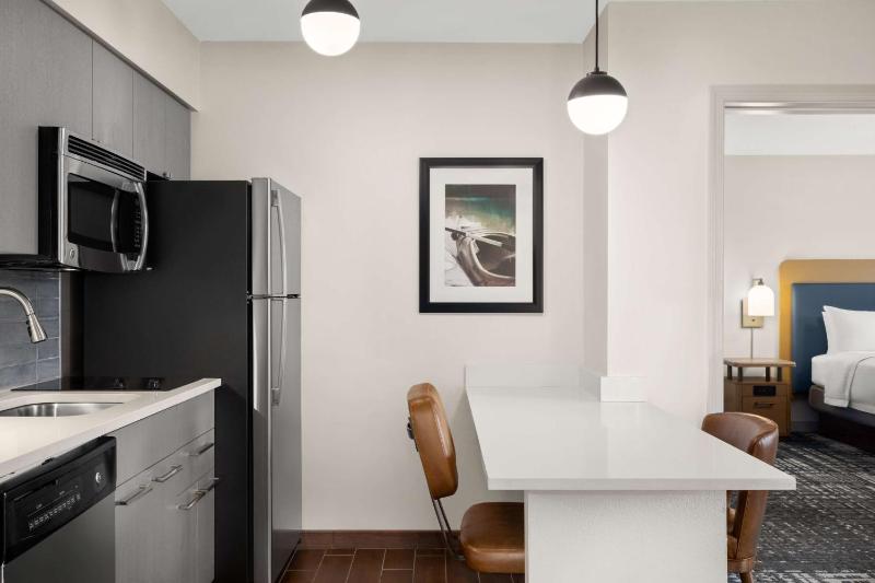 One-Bedroom King Deluxe Suite  image 4
