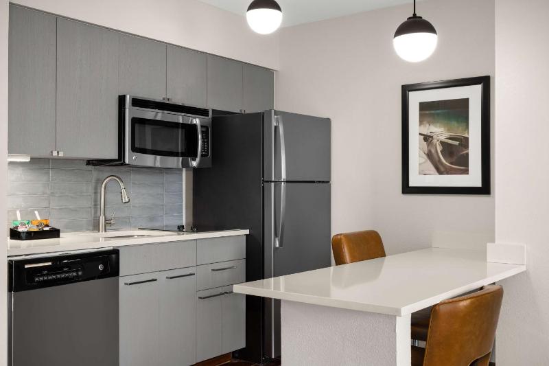 One-Bedroom King Deluxe Suite  image 3