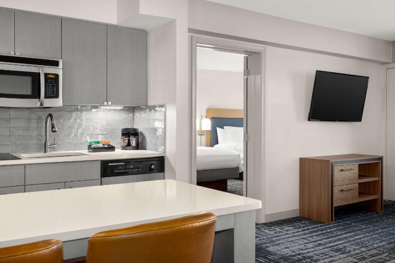 Deluxe One-Bedroom Suite - Non-Smoking image 2