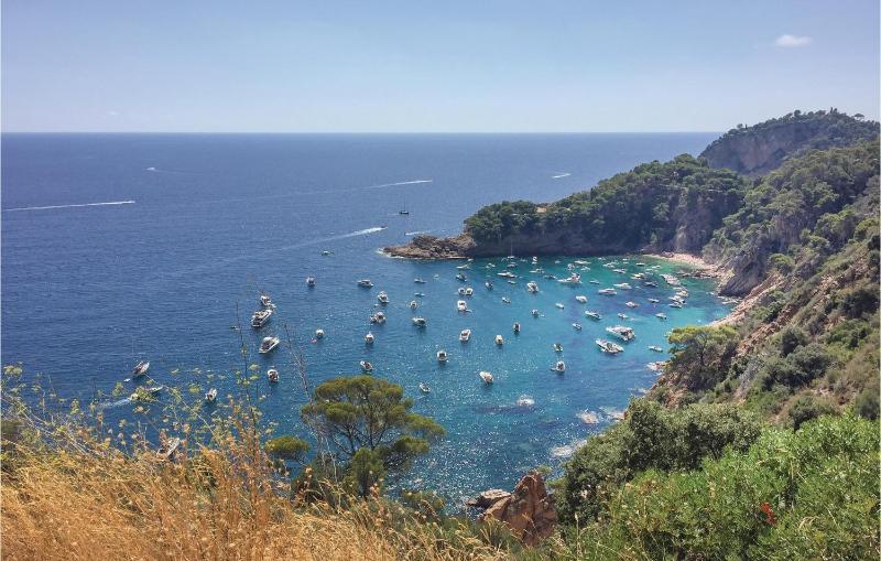 Five-Bedroom Holiday Home image 4