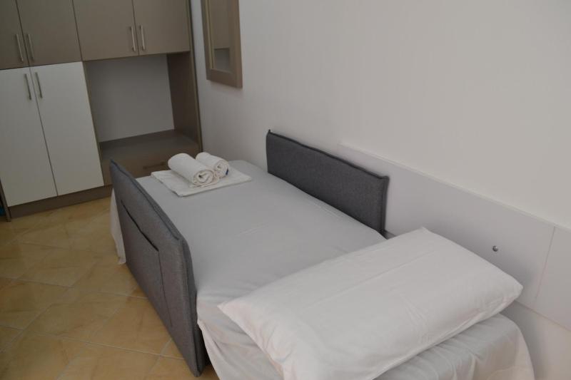 Sunny Studio Apartment Beach distance Free Parking - image 2
