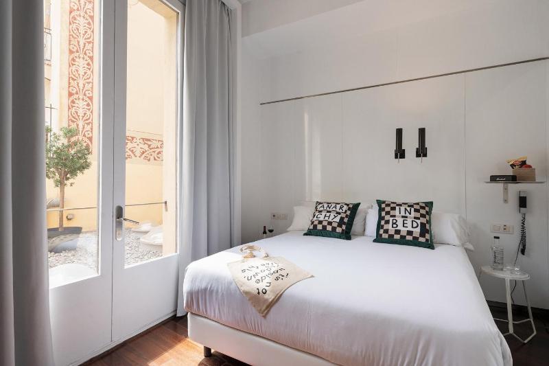 Small Double Room image 3