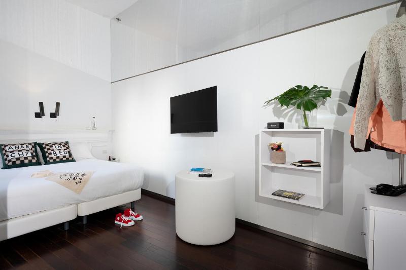 Deluxe Double Room with Balcony image 3