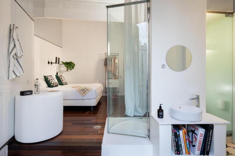 Deluxe Double Room with Balcony image 4