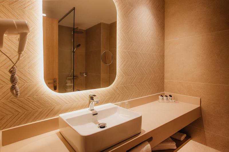 Standard Twin Room image 4