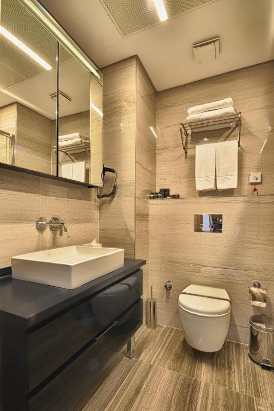 Superior Twin Room with Balcony and View image 2