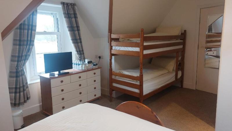 Quadruple Room image 4