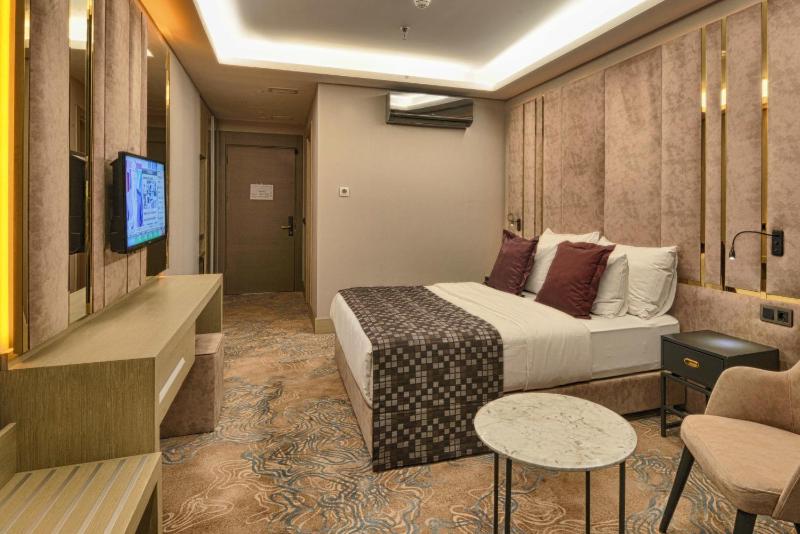 Superior Double Room with Balcony and View image 2