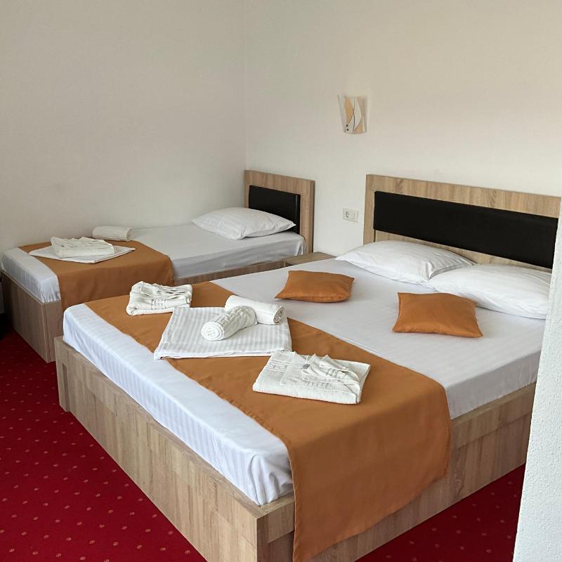 Deluxe Triple Room image 3