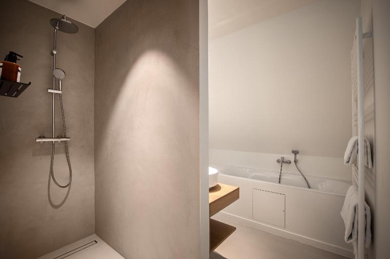 Deluxe Double Room with Bath image 3