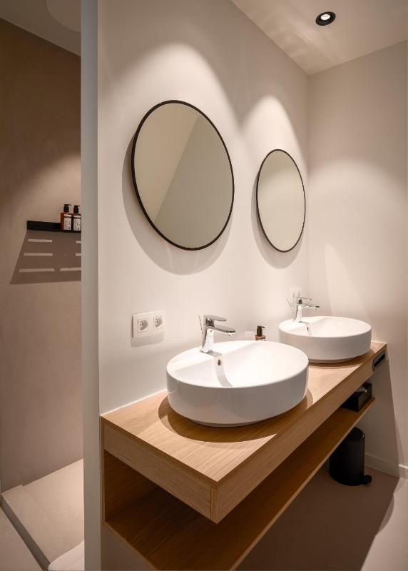 Deluxe Double Room with Bath image 2