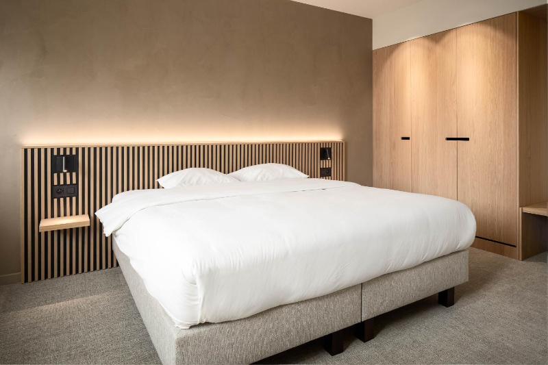 Deluxe Double Room with Bath image 4