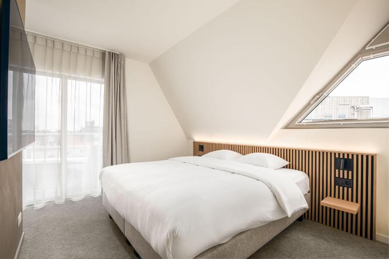 Deluxe Double Room with Balcony image 1