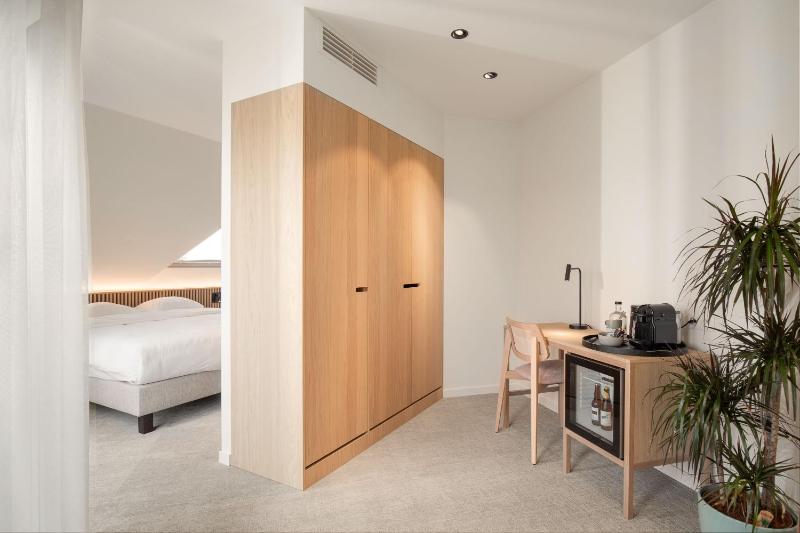 Deluxe Double Room with Balcony image 3