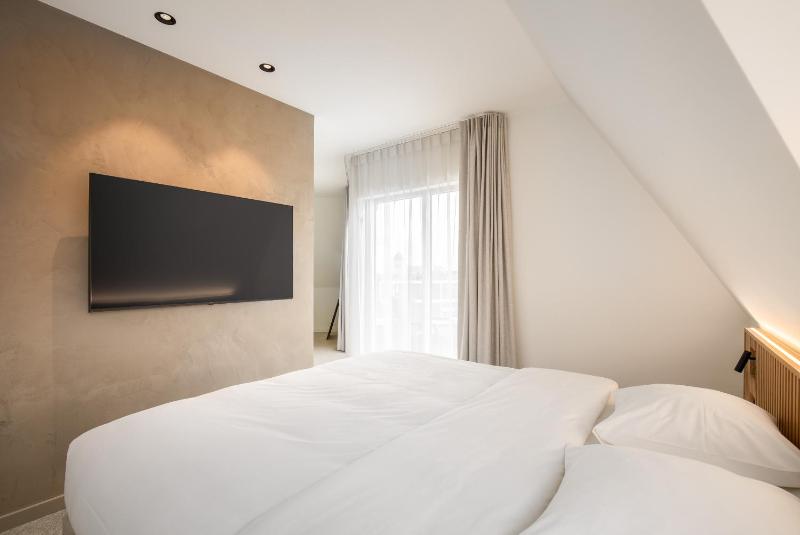 Deluxe Double Room with Balcony image 4
