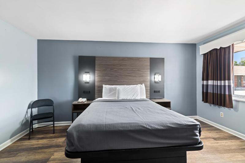 Queen Room - Non-Smoking image 1