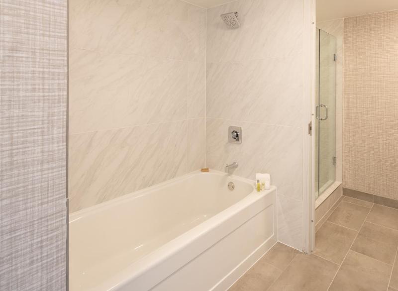 Queen Room - Mobility Accessible with Tub image 2