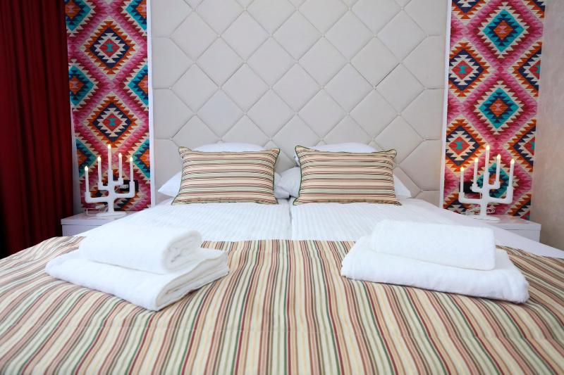 Deluxe King Room image 3