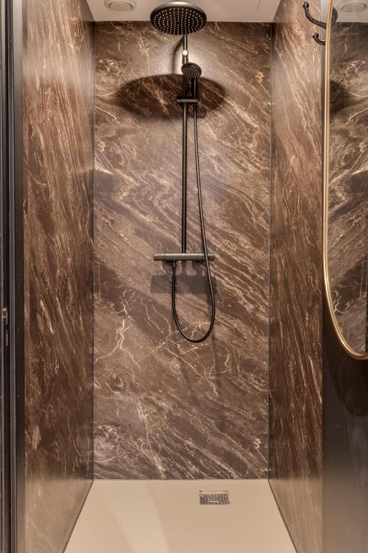 Standard Twin Room with Shared Bathroom image 3