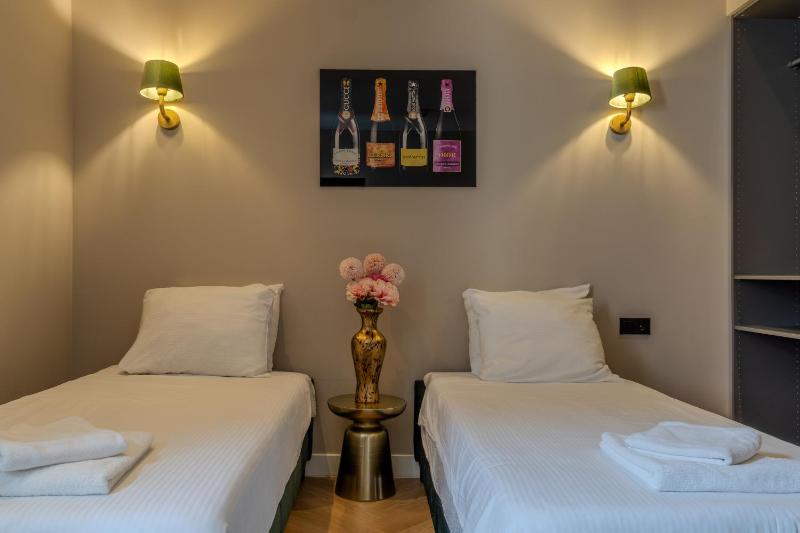 Deluxe Twin Room image 2
