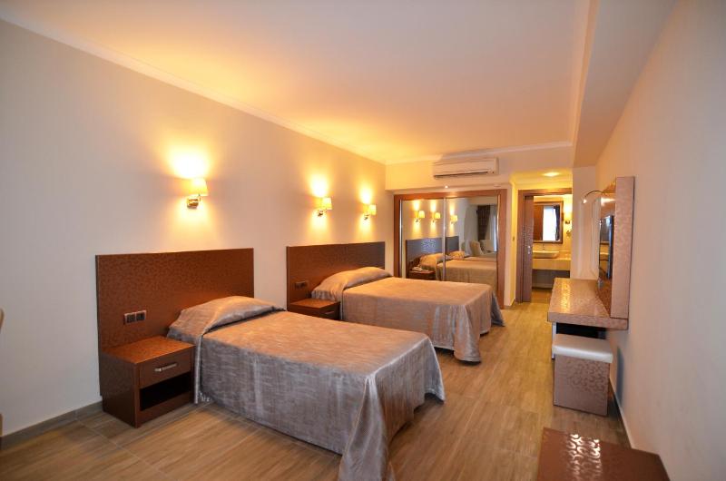 Deluxe Beach Front Room with Garden View image 1