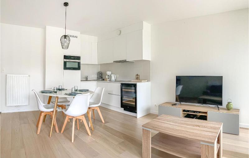 Amazing Apartment In Oostende With Swimming Pool - image 6