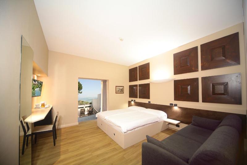 Junior Suite with Lake View image 1
