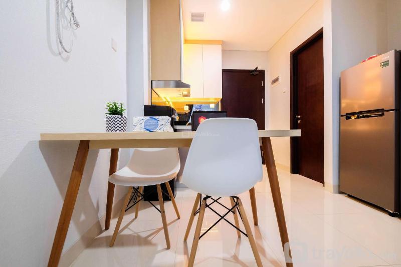 Well Furnished 1BR Brooklyn Alam Sutera Apartment By Travelio - image 5