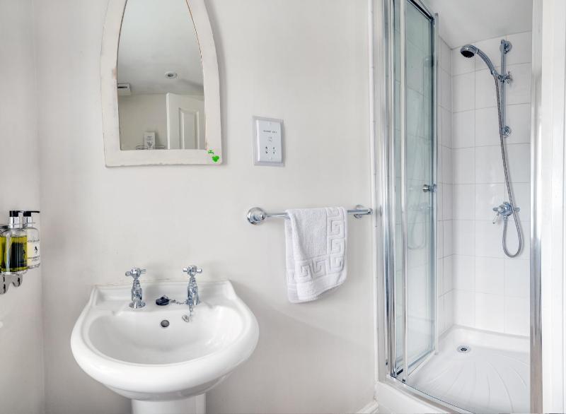 Large Double Room image 3