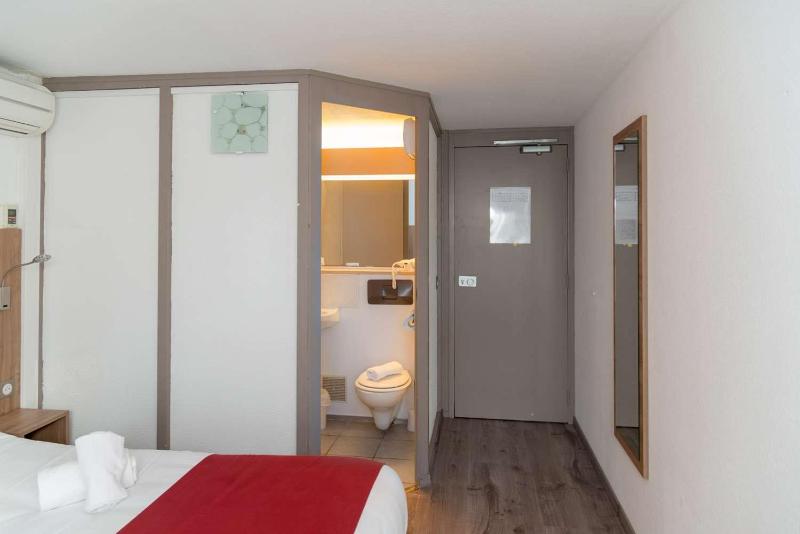 Twin Room image 3