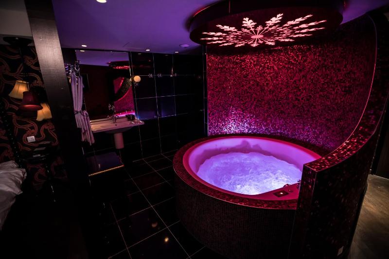 One-Bedroom Suite with Spa Bath (Paris) image 1