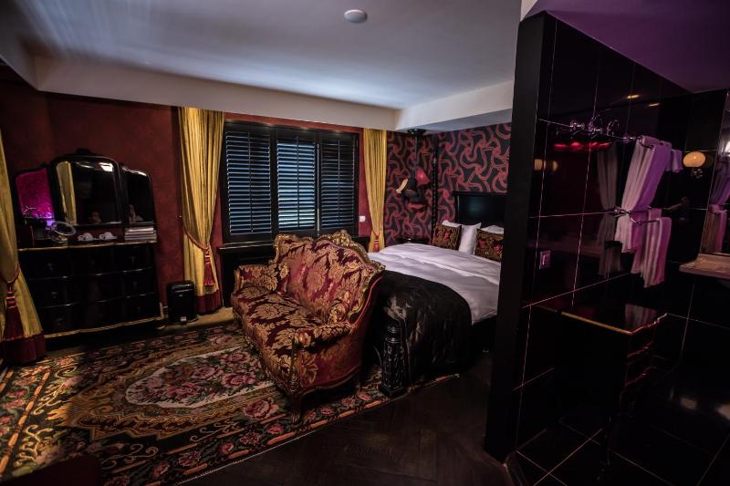 One-Bedroom Suite with Spa Bath (Paris) image 3