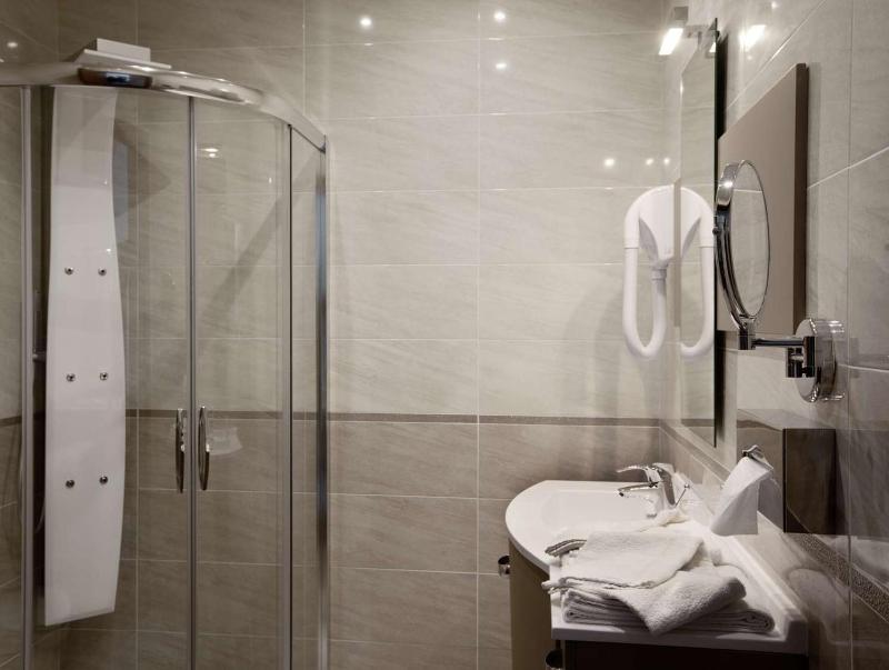 Superior Double Room image 3