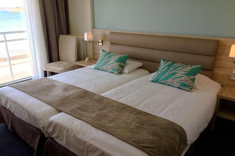 Double or Twin Room with Sea View image 3