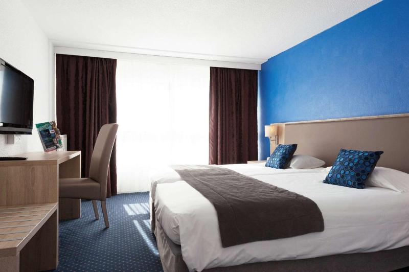 Double or Twin Room with City View image 3