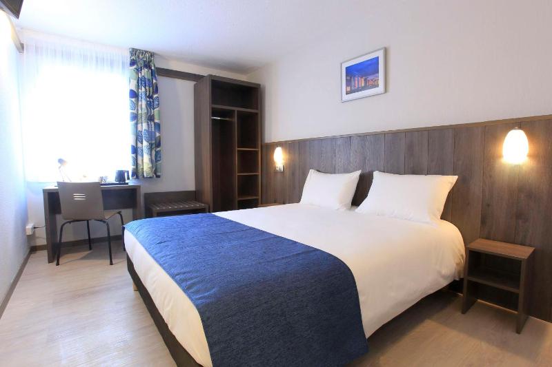 Standard Double Room image 4