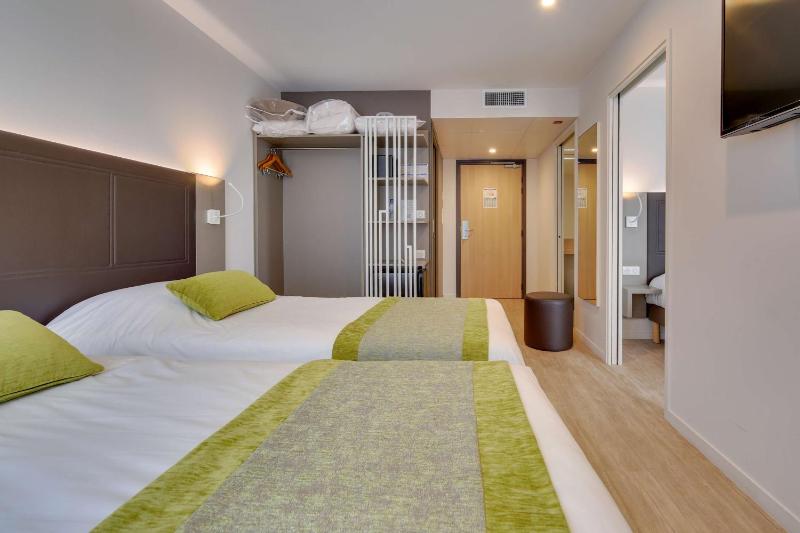 Twin Room image 4